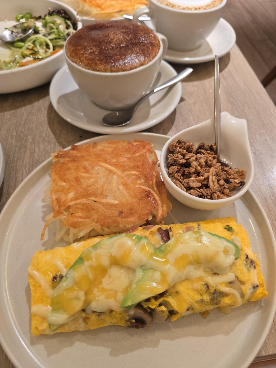 rtstIJ's tweet image. 今日の朝食：美味しいオムレツとサクサクのパン、さらに健康的なサラダと濃厚なコーヒーで、素晴らしい一日がここから始まります！☕🍳🥗 #朝食チェックイン #元気な朝食 #健康的な食事