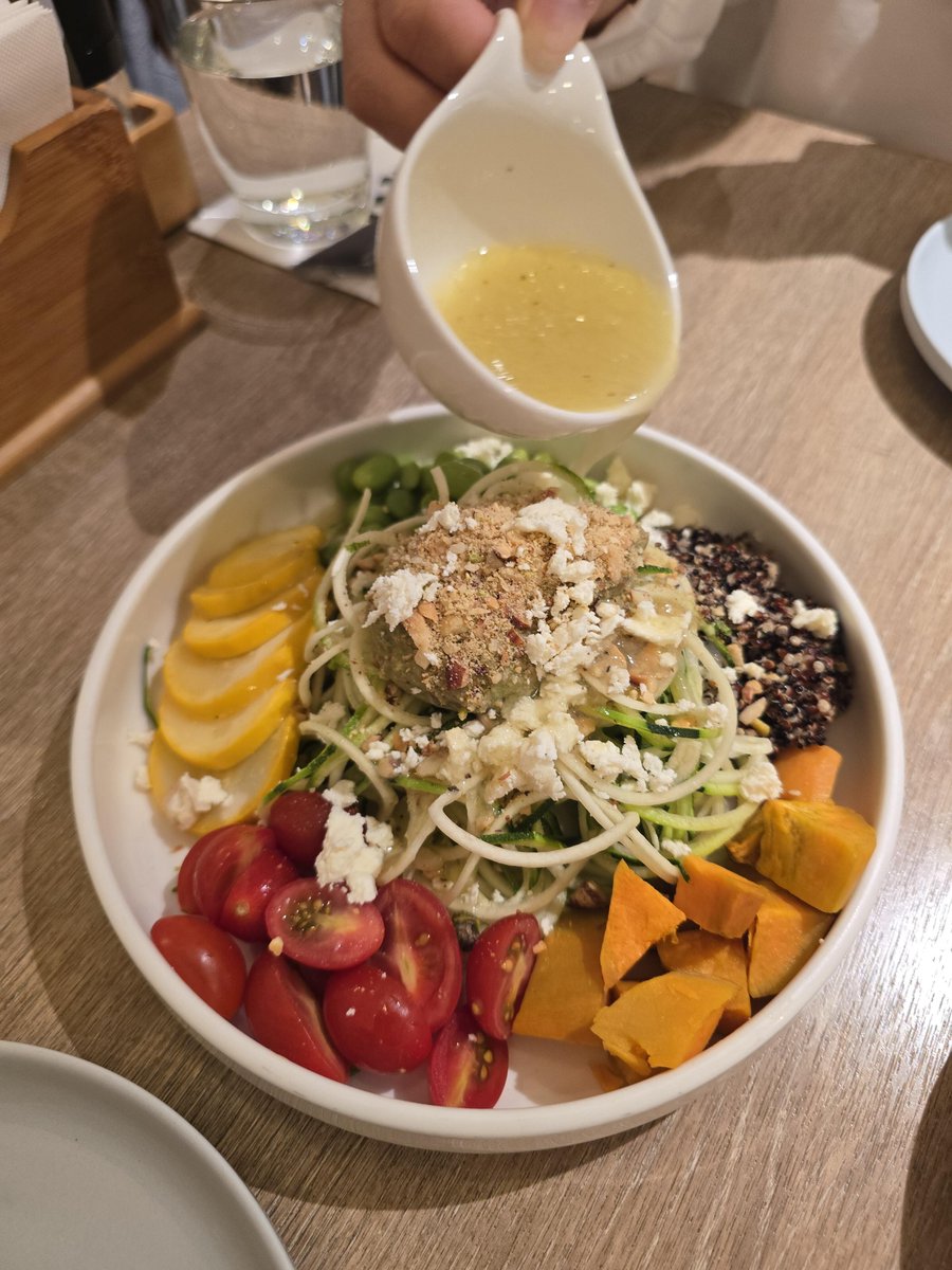 rtstIJ's tweet image. 今日の朝食：美味しいオムレツとサクサクのパン、さらに健康的なサラダと濃厚なコーヒーで、素晴らしい一日がここから始まります！☕🍳🥗 #朝食チェックイン #元気な朝食 #健康的な食事