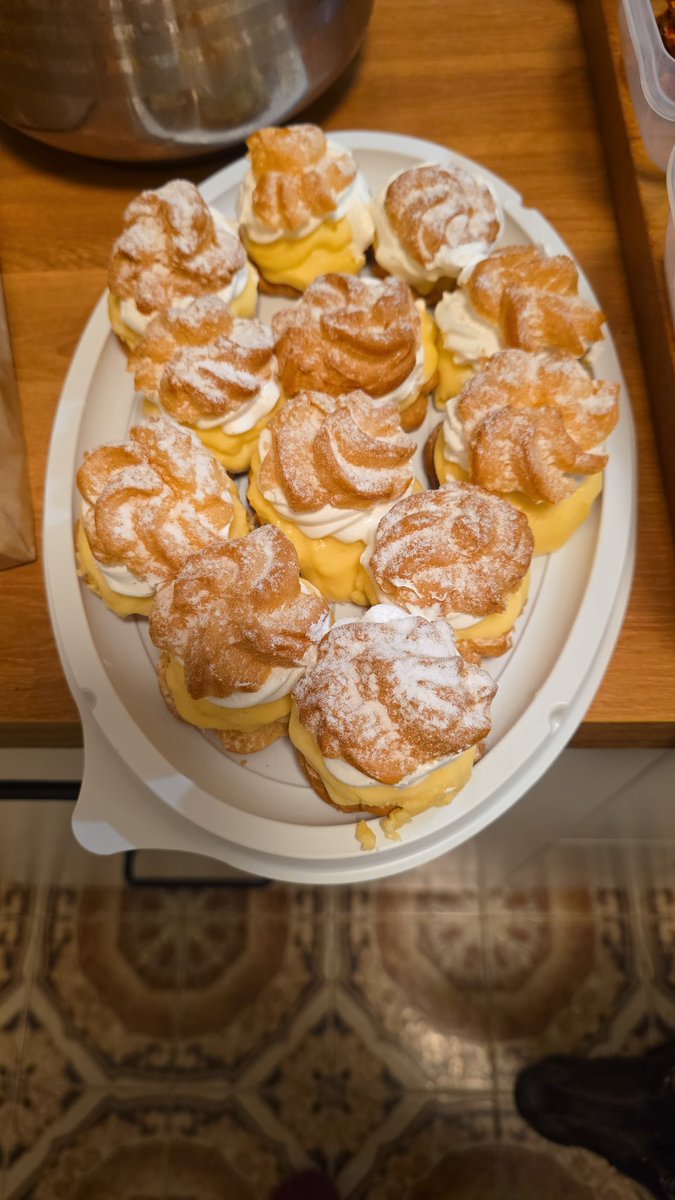 Pojeli su mi sve xmass kolače. Kao da sam znala pa sam za Novu naručila 1 kg. Onda sam ugledala i njih, pa kako ih ostaviti same u izlogu 😜😎 Gdje ima mjesta za 1kg biti će za 12 PK, zar ne 🤷‍♀️
