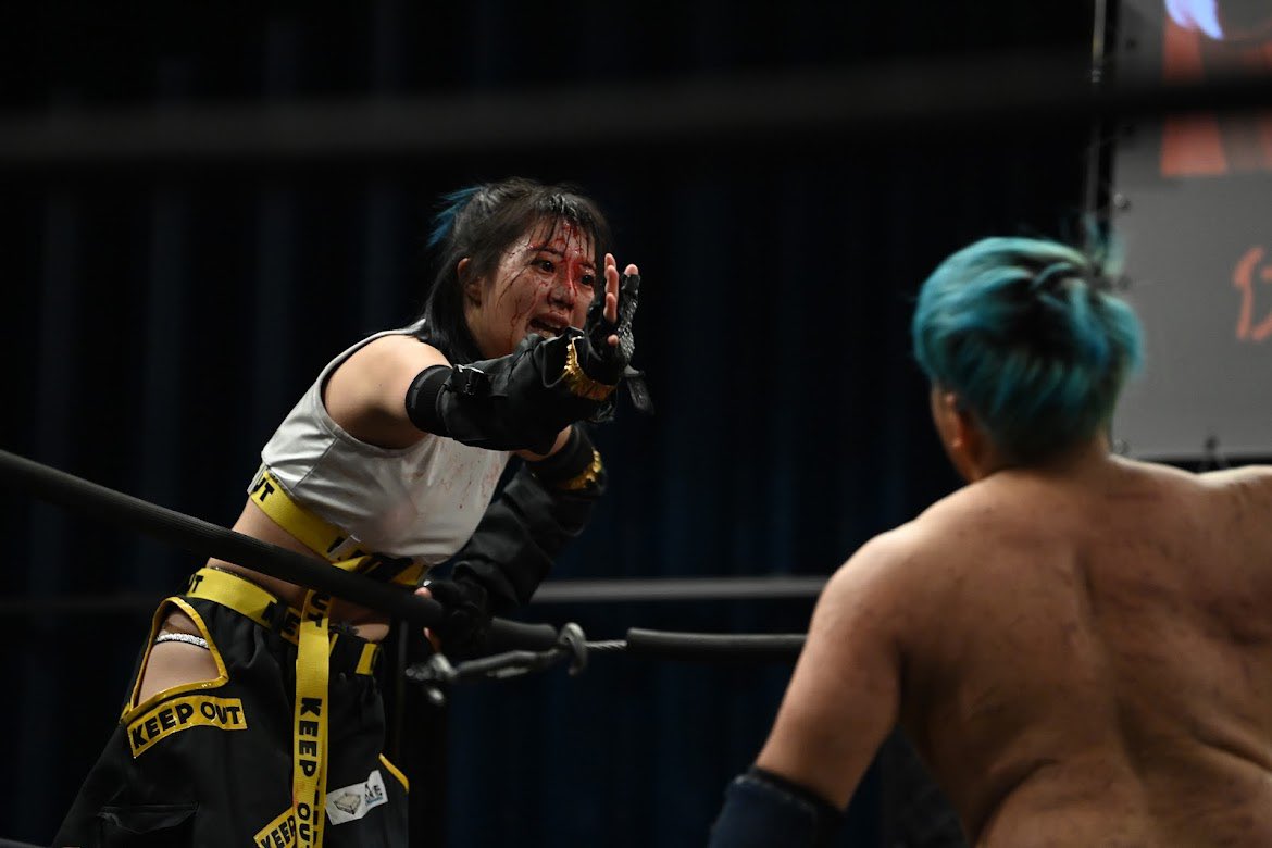 僕のこと覚えてますか？
デスマッチ好きのプ女子。
デビューからの初めてのデスマッチも貴方でした。
ボロボロになっても自分でリングを降りろって手を貸さずに返したこと。
同じ身長でこんなに動けて気の狂ったデスマッチをする人はいない。