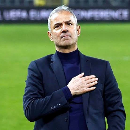 Bu adamın iki Şampiyonluğu çalınmıştır. Hırsızların kim olduğunu herkes biliyor. Bu adama hak ettiği itibarı geri verin. 
<a href="/TFF_Org/">TFF</a> <a href="/Fenerbahce/">Fenerbahçe SK</a>