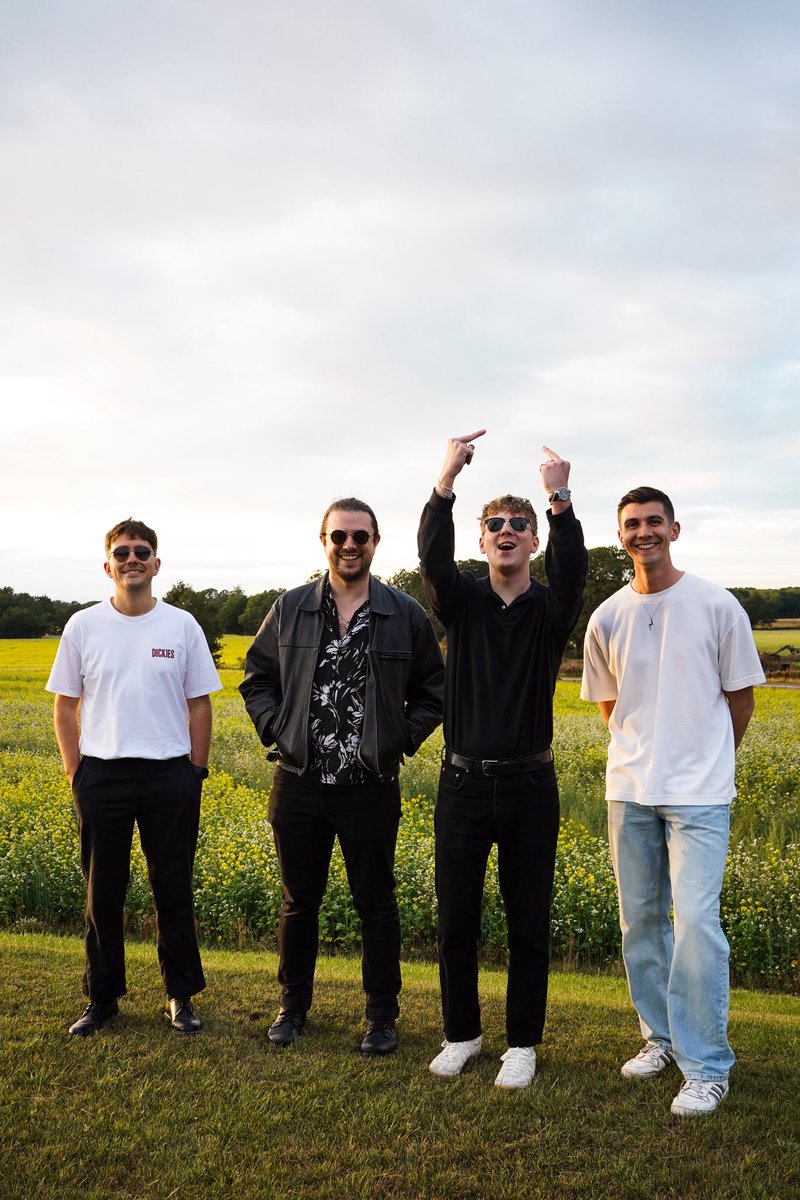 TheCovasettes's tweet photo. We’ve not stopped laughing this year, we’ve had the time of our lives. Thank you to everyone for your support, we’ve felt it more than ever x

2026: the year of our debut album and biggest ever tour, we’re ready 🖤 🐄 https://t.co/52odBDKucv