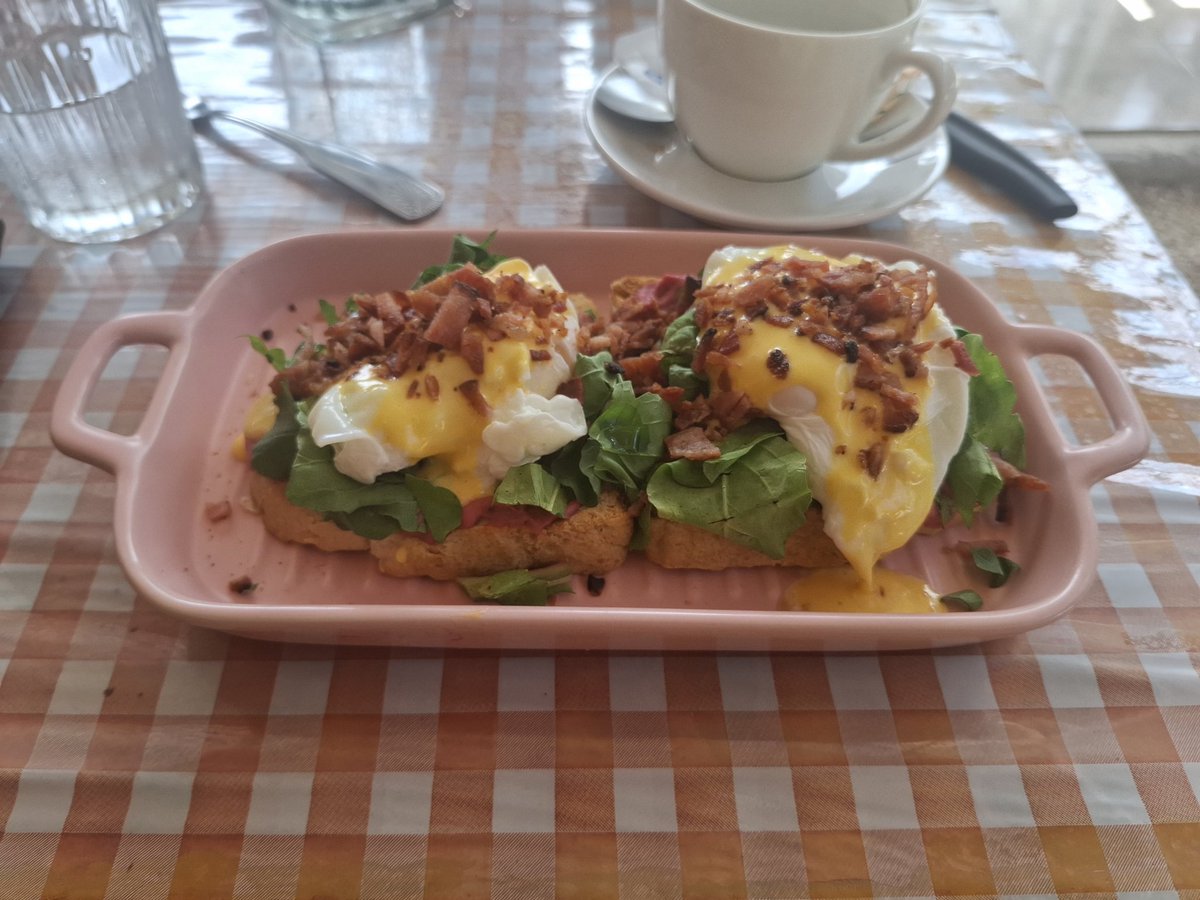 Las Rosas, Santa Teresa, Cóbano, Puntarenas. Costa Rica 

⭐️⭐️⭐️⭐️⭐️ Huevos benedictinos popularizados originalmente en el Hotel Waldorf-Astoria de New York. Una combinación de pan tostado, tocino, huevos escalfados y salsa holandesa tipo humus.