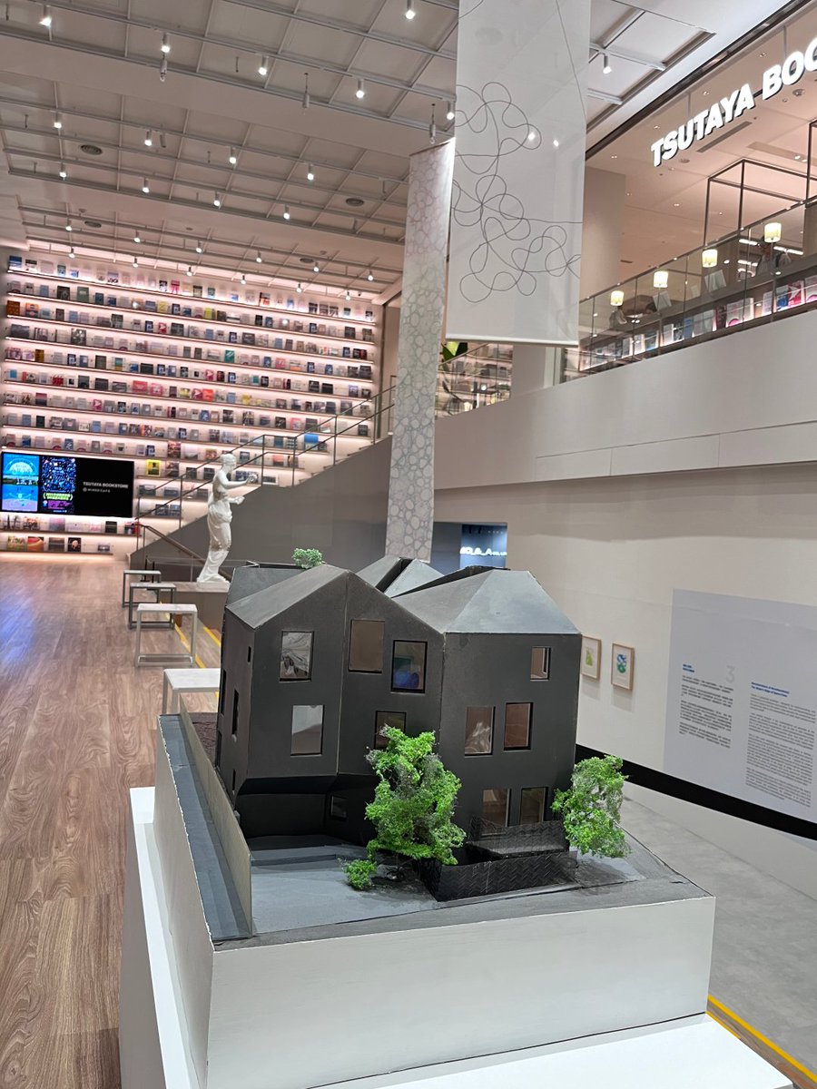 今日は午後に友達と展覧会を見ました。