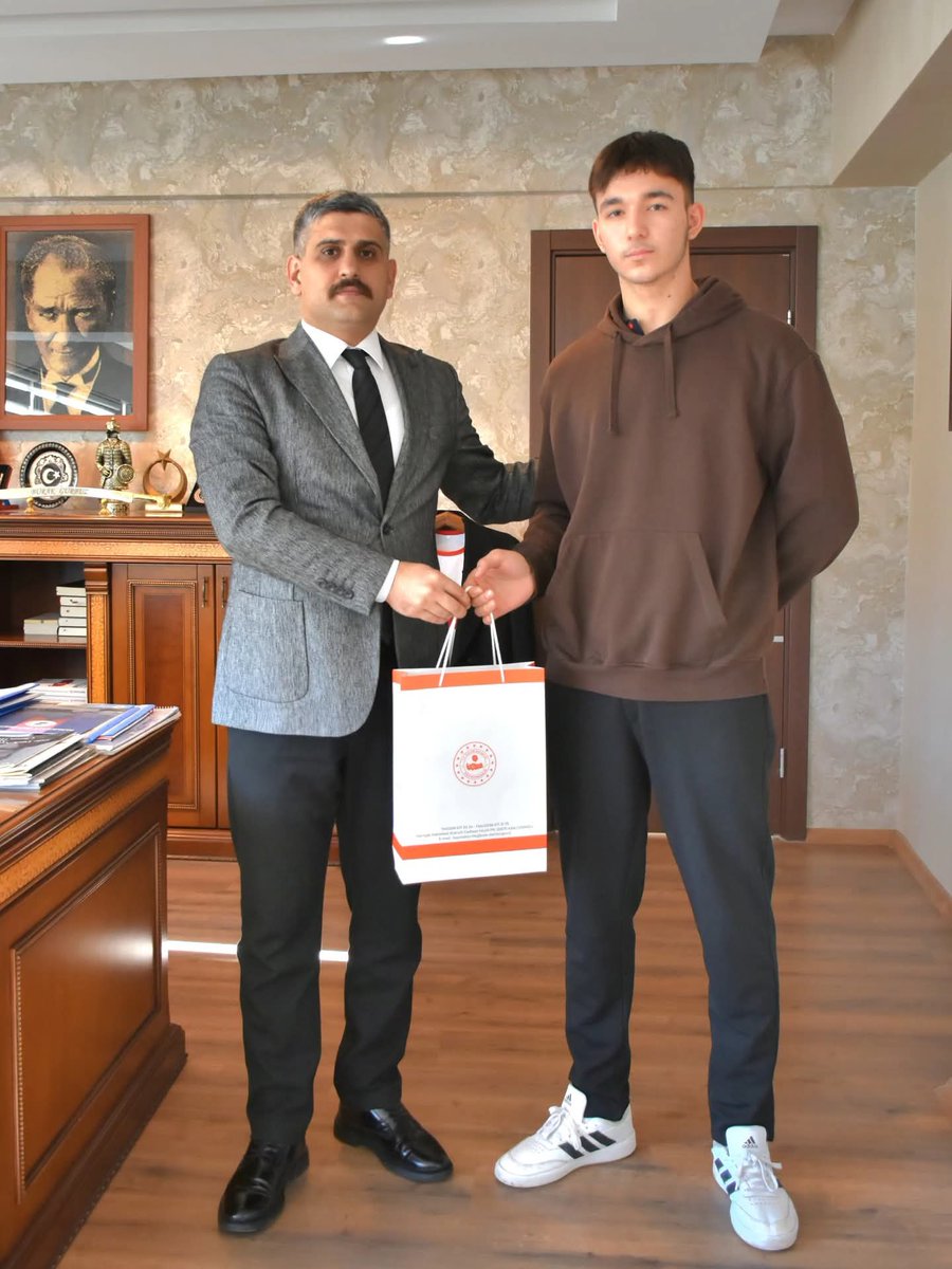 kalemem20's tweet photo. Gençlik Spor İl Müdürlüğü tarafından düzenlenen Bilek Güreşi turnuvasında @BasaranlarMtal öğrencimiz Mustafa Tanışık  İl 3. olmuştur. Öğrencimiz Sayın Kaymakamımız Burak Gürbüz tarafından ödüllendirildi.
@KaleKaymakamlig 
@denizlimem 
@XXII_XI_MM_AG17 
@h_basgun 
@totak2066 https://t.co/Yol20nhiml