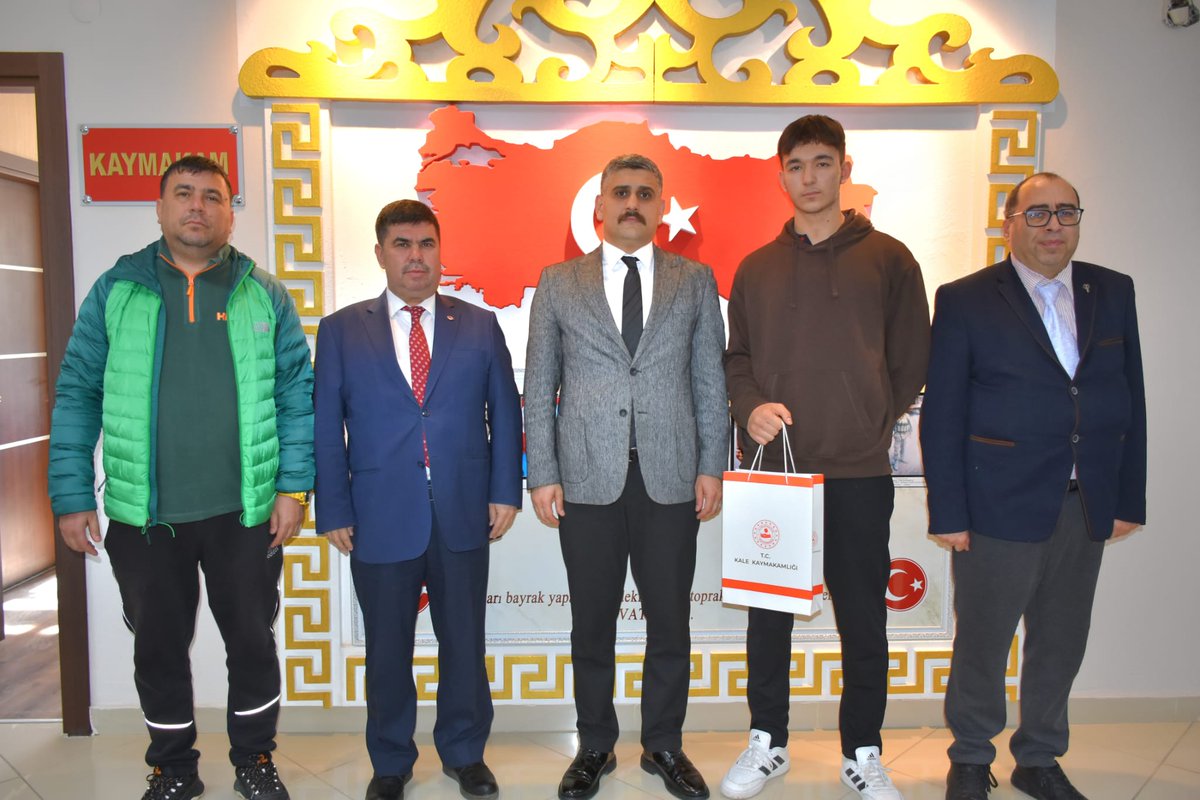 kalemem20's tweet photo. Gençlik Spor İl Müdürlüğü tarafından düzenlenen Bilek Güreşi turnuvasında @BasaranlarMtal öğrencimiz Mustafa Tanışık  İl 3. olmuştur. Öğrencimiz Sayın Kaymakamımız Burak Gürbüz tarafından ödüllendirildi.
@KaleKaymakamlig 
@denizlimem 
@XXII_XI_MM_AG17 
@h_basgun 
@totak2066 https://t.co/Yol20nhiml