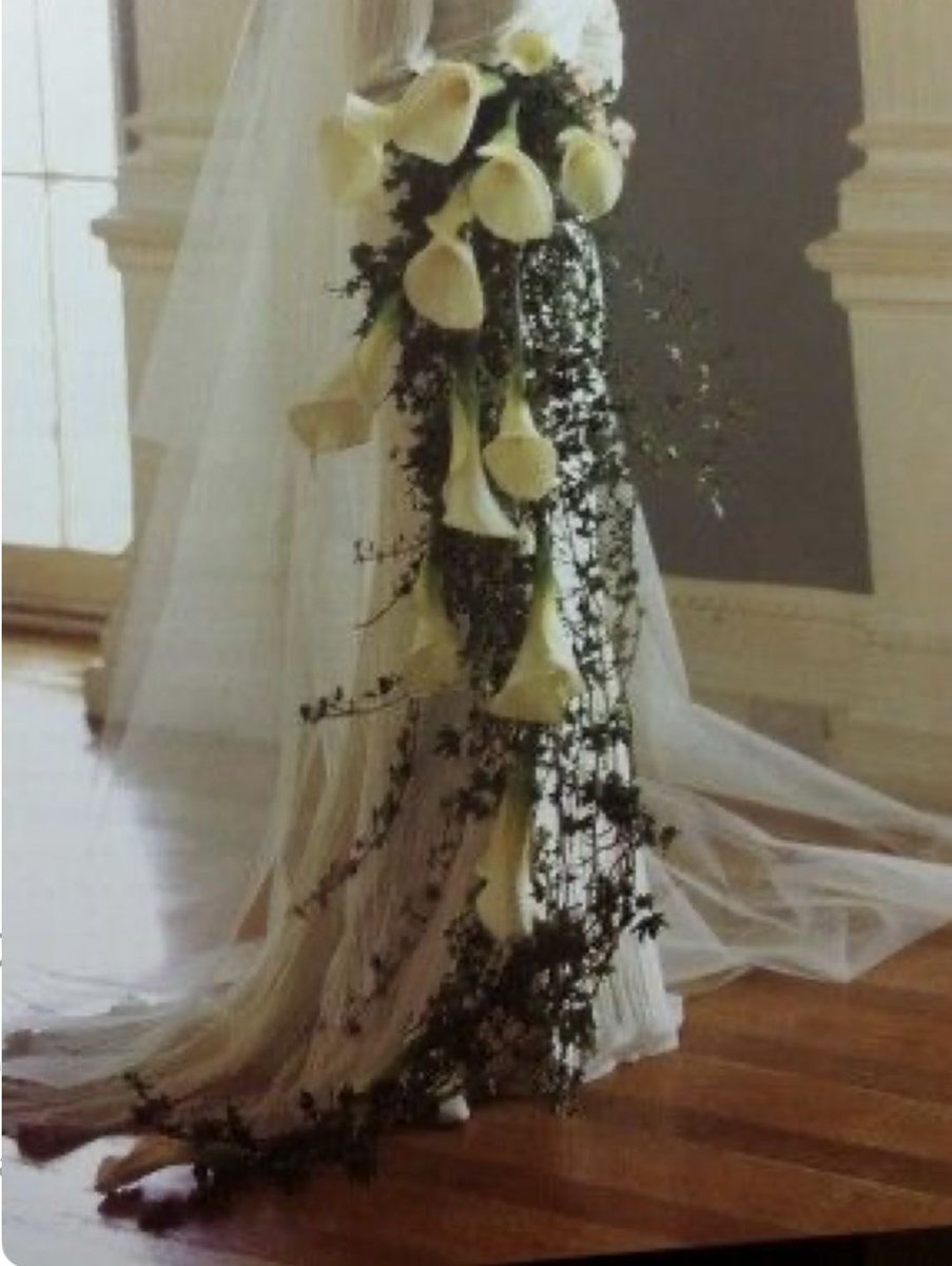 thereaIII's tweet photo. Cascading bridal bouquet نفس باقة ماما بصورها
أكثر شيء أنيق بالحياة ونادر أشوفه https://t.co/0kIUjR47tZ