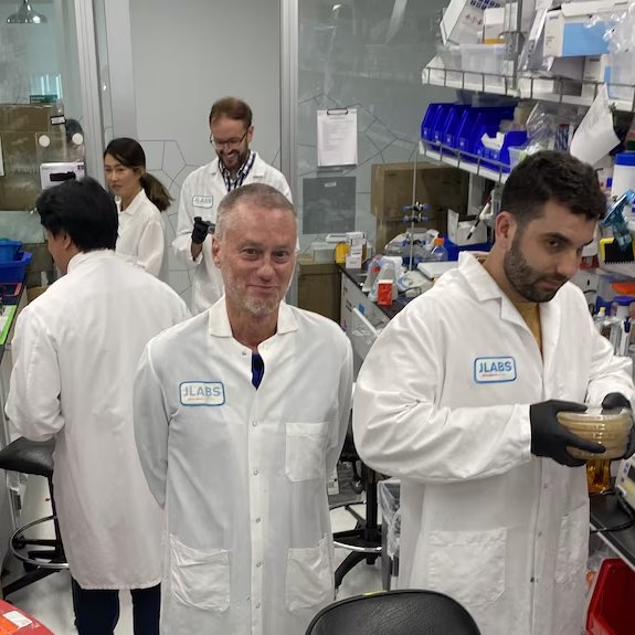 Cultination1's tweet image. 🇺🇸🐍 IL S'EST INJECTÉ DU VENIN DE SERPENT 856 FOIS EN 18 ANS POUR DEVENIR IMMUNISÉ : SON SANG POURRAIT SAUVER DES VIES.

Tim Friede, un Américain passionné de serpents, a commencé en 2001 à s’injecter de petites doses de venin de mambas noirs et de cobras, parmi les serpents les…