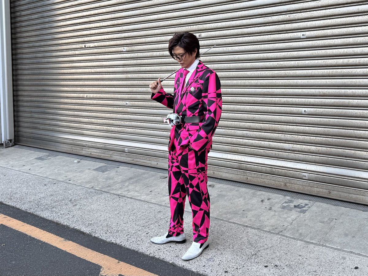 まさかベルトを巻いていただけるとは…🥹 不思議そうにベルトを見つめる