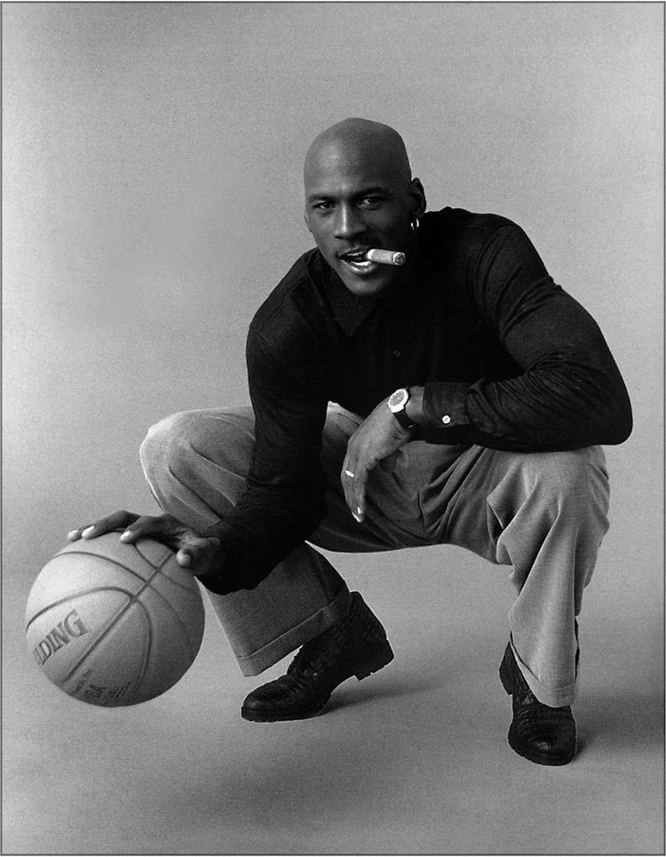 FrenchRapUS's tweet image. 🚨 LE DEAL DU SIÈCLE ! 

Grâce à son partenariat historique avec Nike, la légende Michael Jordan touche chaque année plus de 250 millions de dollars 😳

Ce partenariat est considéré comme l'un des contrats de sponsoring les plus lucratifs de l'histoire.