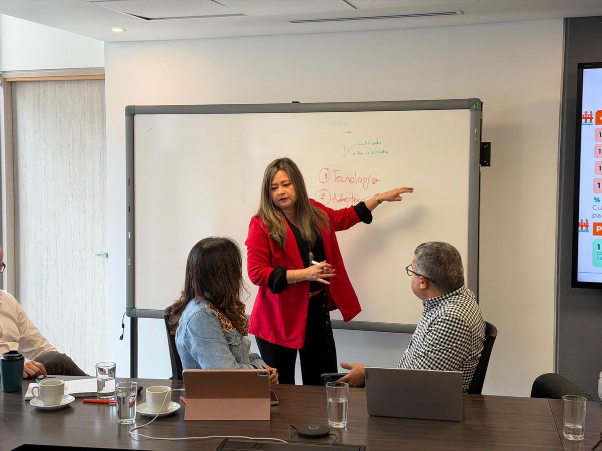 MinTransporteCo's tweet photo. A esta hora, la ministra @maferojas sostiene una reunión de trabajo con el equipo de @InviasOficial para evaluar avances en la conectividad vial del país, hacer balance del cierre de la vigencia 2025 y trazar las prioridades estratégicas para 2026. https://t.co/ufb92NrUaM