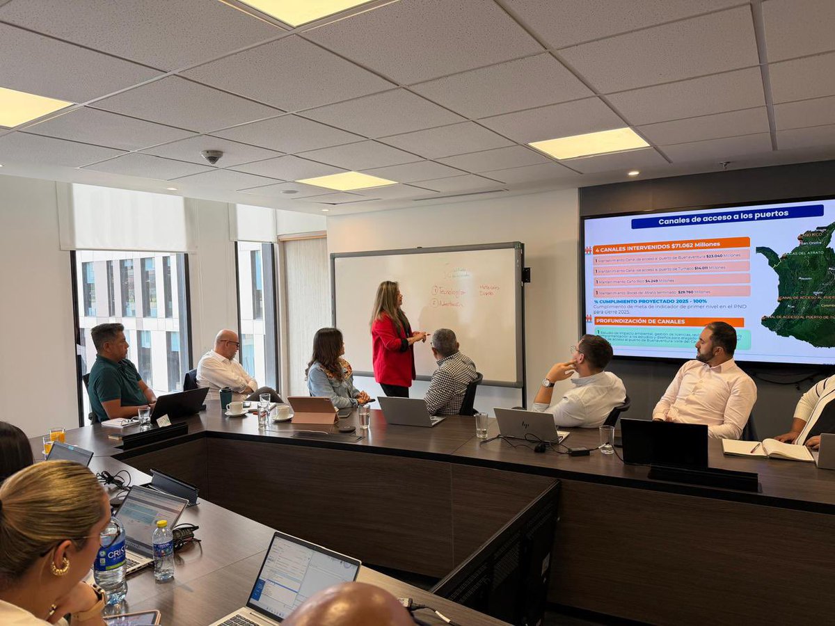 A esta hora, la ministra <a href="/maferojas/">Mafe Rojas</a> sostiene una reunión de trabajo con el equipo de <a href="/InviasOficial/">Invías</a> para evaluar avances en la conectividad vial del país, hacer balance del cierre de la vigencia 2025 y trazar las prioridades estratégicas para 2026.