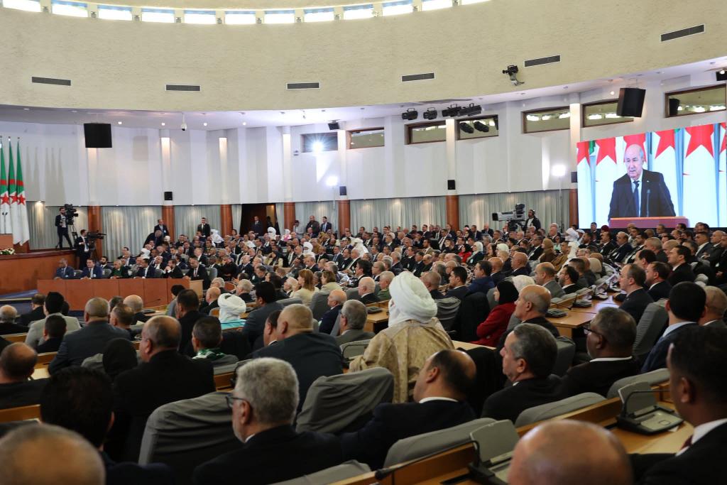 Algeria_MFA's tweet image. #صور رئيس الجمهورية، السيد @TebbouneAmadjid يوجه خطاب للأمة من أمام غرفتي البرلمان.

facebook.com/share/p/1DPVYh…