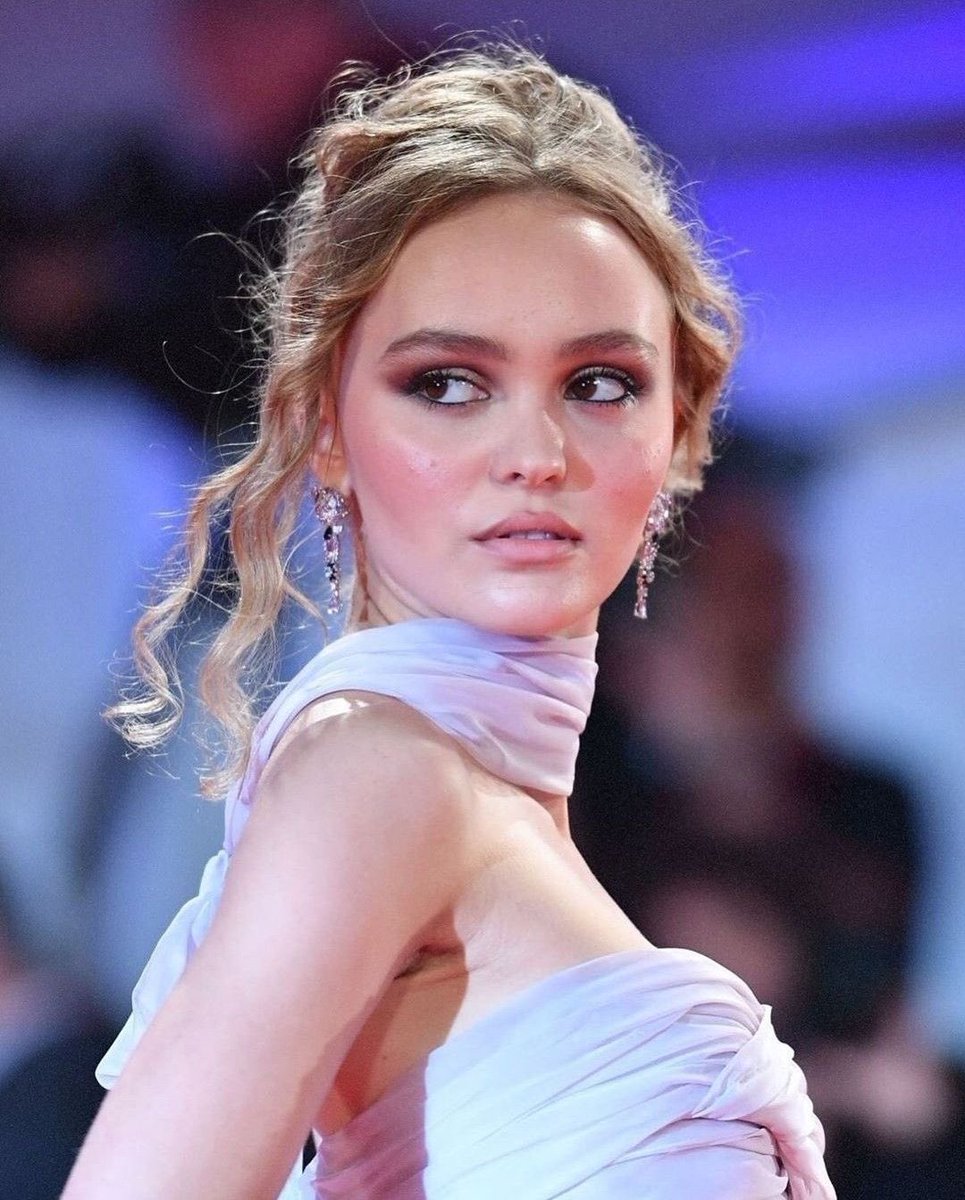 juliarosezzxo's tweet image. Maybe my favourite Lily Rose look