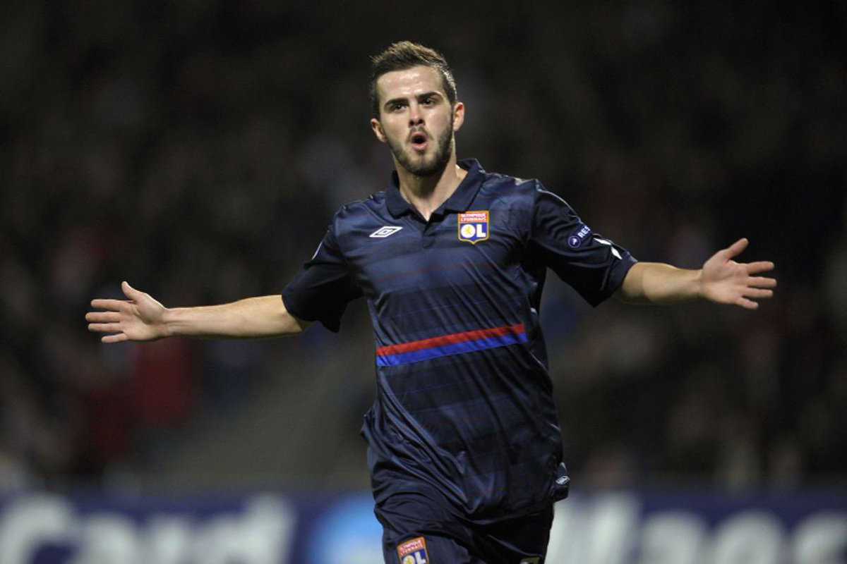 LeLorrUn's tweet photo. Merci pour toutes les émotions, Miralem, pour ton football, ton génie, un joueur comme on n’en fait plus désormais.

Tu as porté le nom de ton club formateur jusqu’au sommet, bonne retraite Maestro ! https://t.co/HQQZGiVJbR