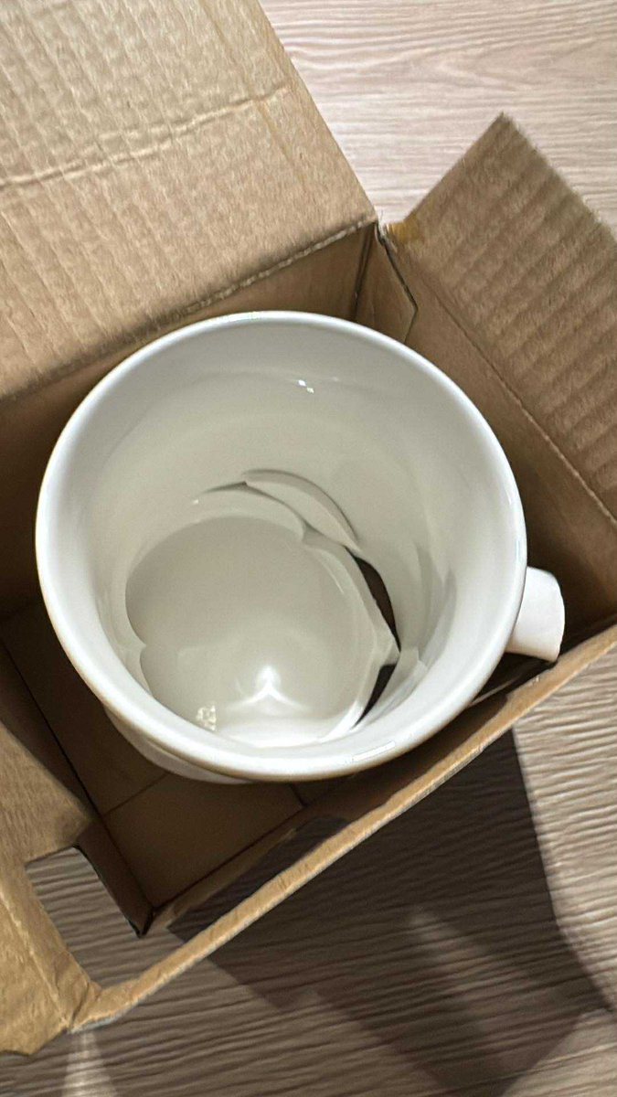 FrieryLaura's tweet photo. @StarbucksUK purchased 2 of your Starbucks Nespresso set from @waitrose and one of the sets mug is broken, any chance of getting a replacement sent out? https://t.co/aIVr8996UD