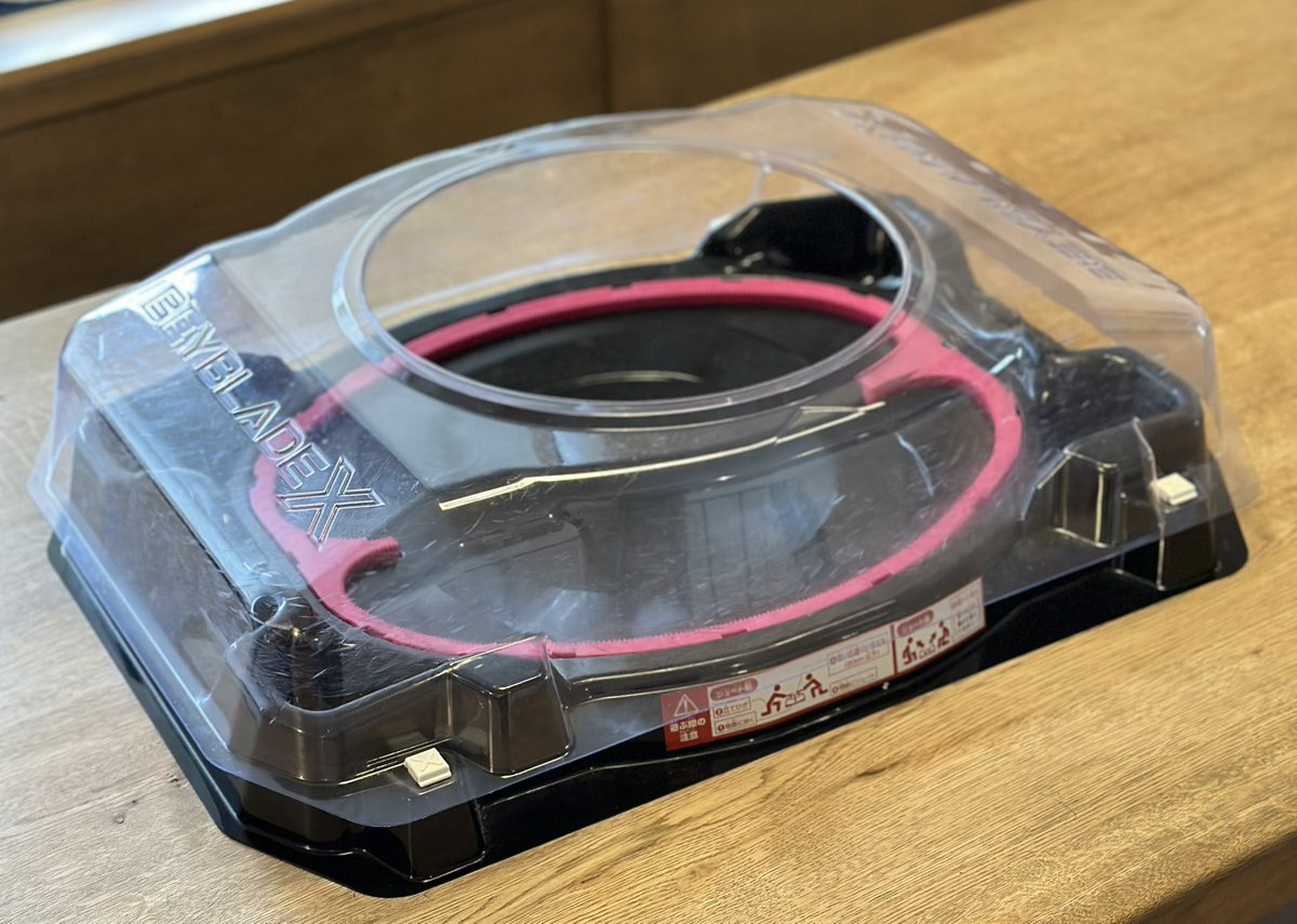 BeybladeZakki's tweet image. 個人的にすごく感動したのはインフィニティスタジアムの登場
競技面での革新的なバランス変更も素晴らしかったし、なにより安全面の配慮を深く感じる構造で玩具としてのベイブレードXが大きく進化してたのが流石タカラトミーだなと感銘を受けた