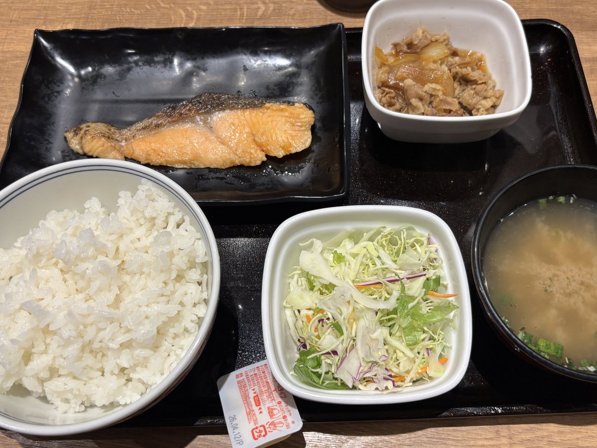 tabibito_error's tweet photo. これホテル朝食の最適解でしょう。
（朝食券で1階テナントの牛丼屋の朝定食が食べられる） https://t.co/DBtd3gughY