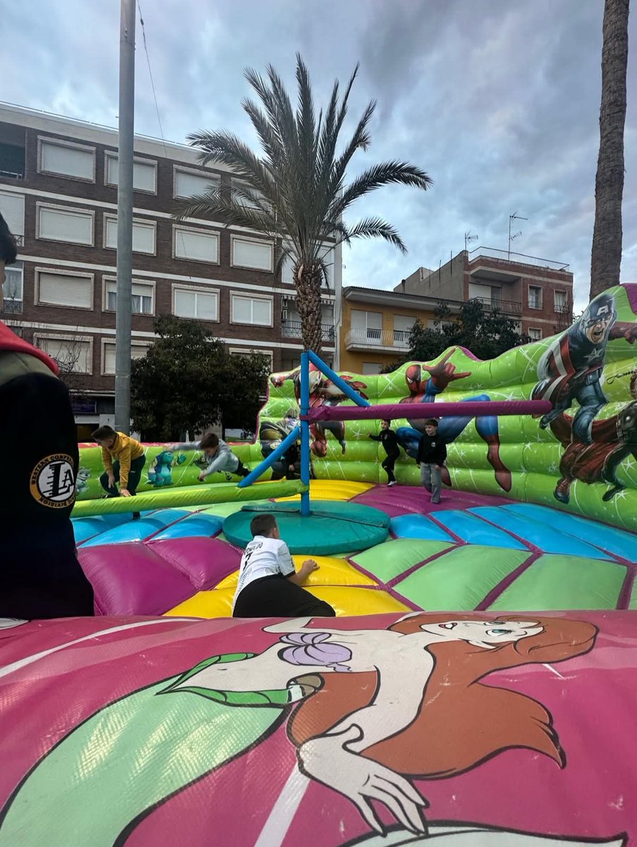PLIEGO 
En la tarde de este martes, 30 de diciembre, el Jardín de la Glorieta, los niños y niñas de 3 a 12 años se lo han pasado en grande en el parque navideño. 

Hinchables, palomitas, talleres y mucha ilusión han llenado de magia cada rincón, creando momentos únicos