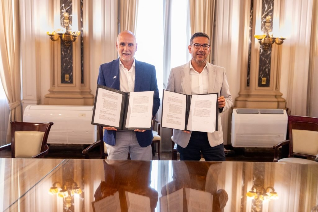 gobdecordoba's tweet photo. 🛣️ El @BancodeCordoba y @CamdelasSierras ofrecerán nuevos beneficios en el pago de peajes.
💳🚗 Mediante la billetera virtual #Bezza y tarjetas #Cordobesa, débito y crédito, los usuarios podrán acceder a reintegros en pagos manuales de $500 para autos y vehículos mayores, y $160 para motos.
🗓️ Tendrá vigencia hasta el 5 de abril de 2026.
🔅 Un beneficio estratégico destinado a fortalecer la economía de las familias y el sector turístico cordobés.
Para más información 🔗 https://t.co/dZ1590mqaX
#HacerParaCrecer #Córdoba