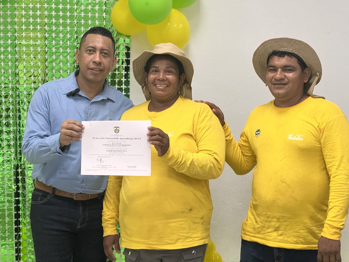 AdolfoRomeroB's tweet photo. Creo firmemente en dignificar la labor que transforma nuestro entorno. 🌎♻️

Celebramos la certificación de 26 recicladores de AROT (Asociación de Recicladores de Oficio Transformar), hombres y mujeres que cuidan nuestro territorio y construyen futuro con su trabajo diario. 💚 https://t.co/gynYUVeOPV