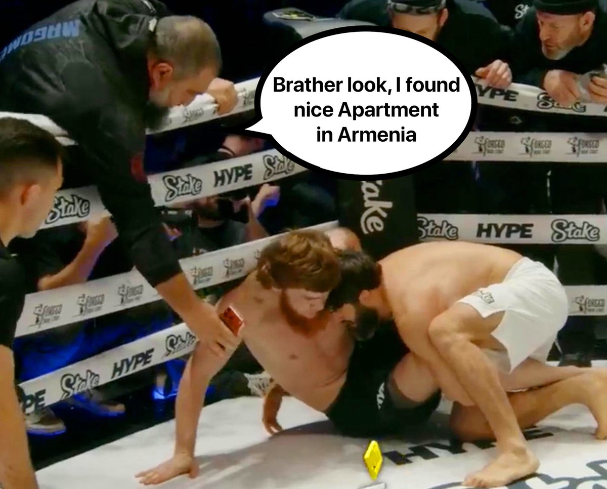 SmeshTalk's tweet image. Shara Bullet‘s coach mid fight vs Arman