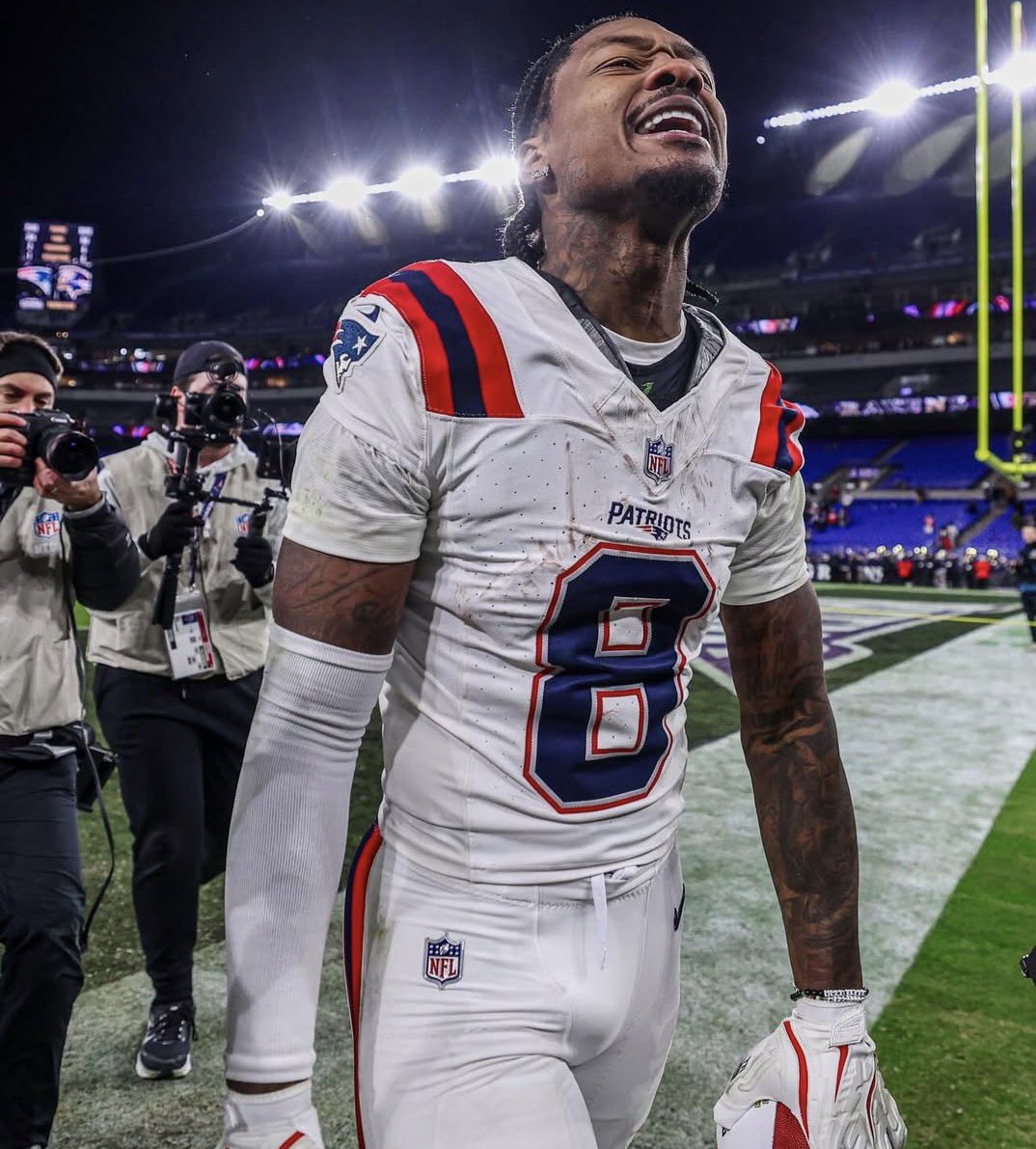 PatsPlanet_'s tweet image. We haven’t even talked about the chip this is going to put on Stefon Diggs shoulder.

An angry Stefon Diggs in the playoffs??

Sign me up for that..