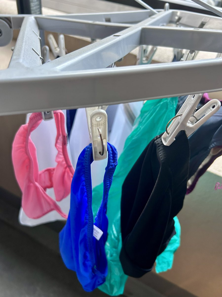 エロビキニ問題ですが、
普通に干してみることにしました。
自分で洗濯して、干して、取り込めばいい。
なんか言われたら、趣向が変わったと。