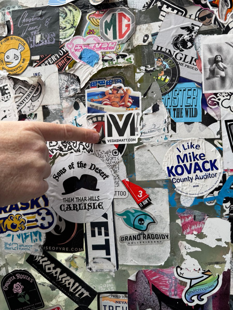 Just had the pleasure of running into the gracious and fun ⁦<a href="/TheRealWBG/">WBG</a>⁩ at ⁦<a href="/ElCortezLV/">El Cortez Las Vegas</a>⁩ and then ⁦<a href="/eldecourcy/">Edith DeCourcy</a>⁩ proceeded to add a much-needed ⁦<a href="/itsvegasmatt/">Vegas Matt</a>⁩ sticker to the door at ⁦<a href="/EvelPieLV/">Evel Pie</a>⁩ !