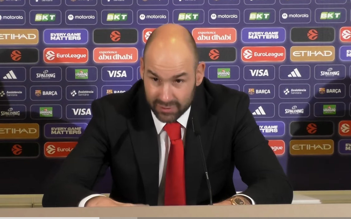 Ο Βασίλης Σπανούλης ρωτήθηκε στην συνέντευξη τύπου του Παλάου για την παλιά ιστορία με την Μπαρτσελόνα (με αφορμή την πρόσφατη δήλωση του Πασκουάλ) και ορίστε τι απάντησε:

«Τότε τελείωνε το συμβόλαιο μου και η Μπαρτσελόνα ενδιαφέρθηκε για μένα. Αλλά η καρδιά μου άνηκε στον