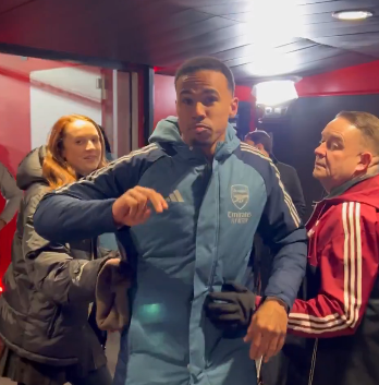 TouchlineX's tweet image. 🚨 𝗕𝗥𝗘𝗔𝗞𝗜𝗡𝗚: Gabriel Magalhaes is mocking Amadou Onana, recreating Onana's tunnel celebration of 'bagging the 3 points'.