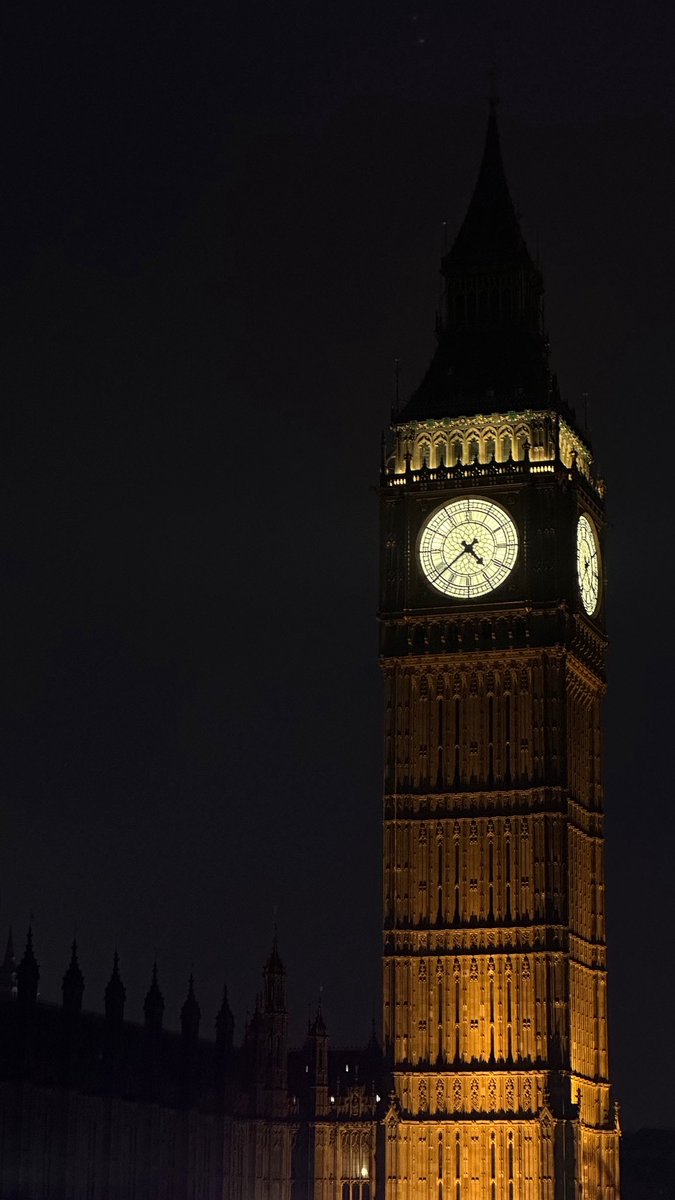 gasaq__'s tweet image. تفاصيلك أكبر من سنيني ، بلاش احراج ،
ترى صعبه أنّه يترك . . . العاده المعتاد !
ㅤ 
أنا لجْل أعدّي هذي " المرحلة " محتاج ؟
بدل قلب ... و اهلْ و ذاكرة ثانية و بلاد : )