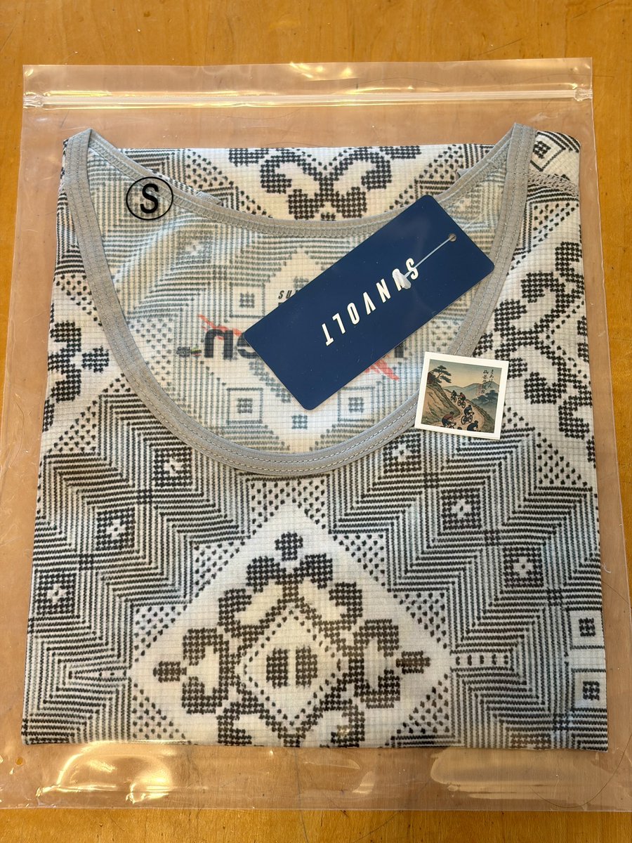 ミトロングカップの商品届きました。
ありがとうございます！
次の🏃‍♂️大会はこのセットで走ろう。

奄美にいた妻は大島紬じゃん！とすぐ気付いた。