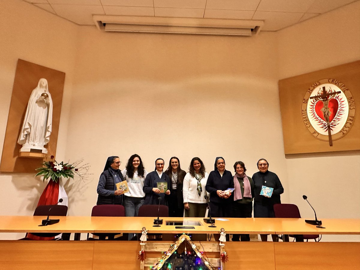 hijascaridadsur's tweet photo. Las Hijas de la Caridad acogen a un grupo de jóvenes Vicencianos de España, Italia y Polonia para participar en el encuentro de Taizé en Paris. https://t.co/oKGxMKGl1a
