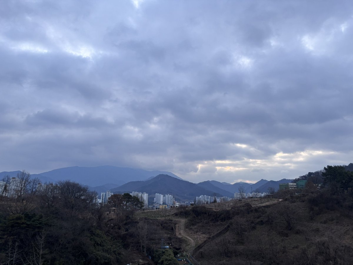 굿모닝.
진짜 2025년 마지막 날.
출근 잘 하고 건강도 잘 챙기세요!
올해 수고 많았어요~
