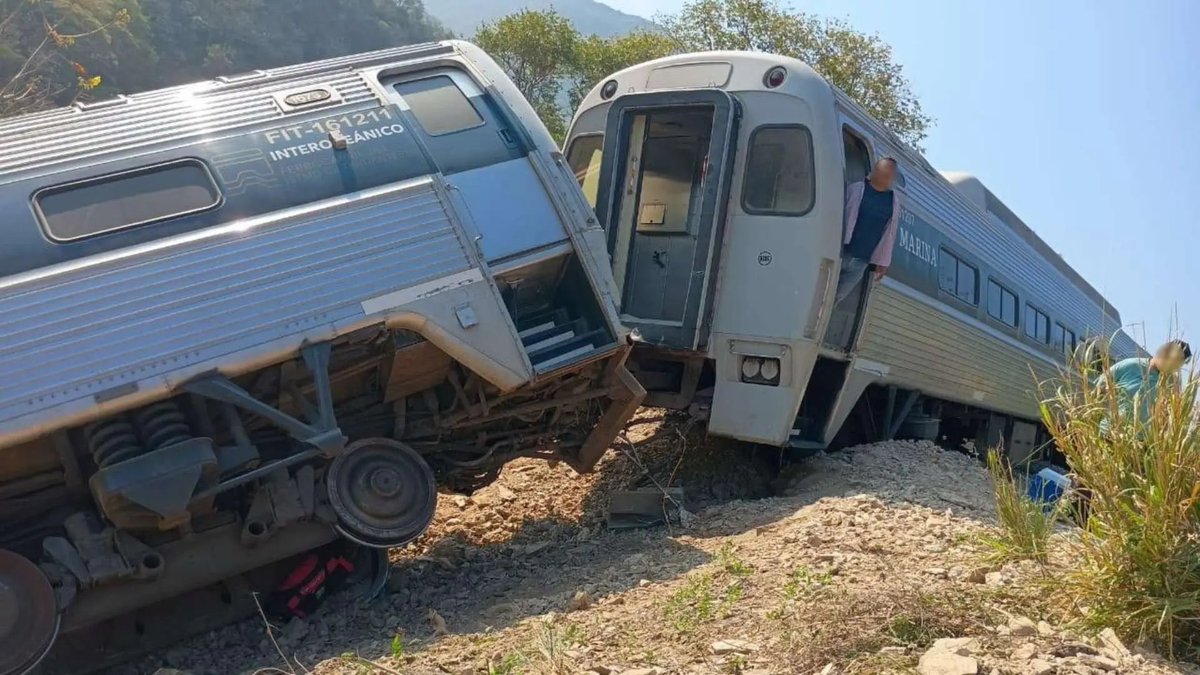 PNeoliberalMx's tweet photo. El modelo que se descarrilo del tren Interoceánico es un Budd SPV2000 fabricado entre 1978 y 1981.

Adquiridos por el gobierno a Railexco, en desuso desde 2016 aproximadamente.

¿Quién fue el que se le ocurrió una buena idea meter estos trenes en rutas Mexicanas? https://t.co/3Vjh60Pbf7