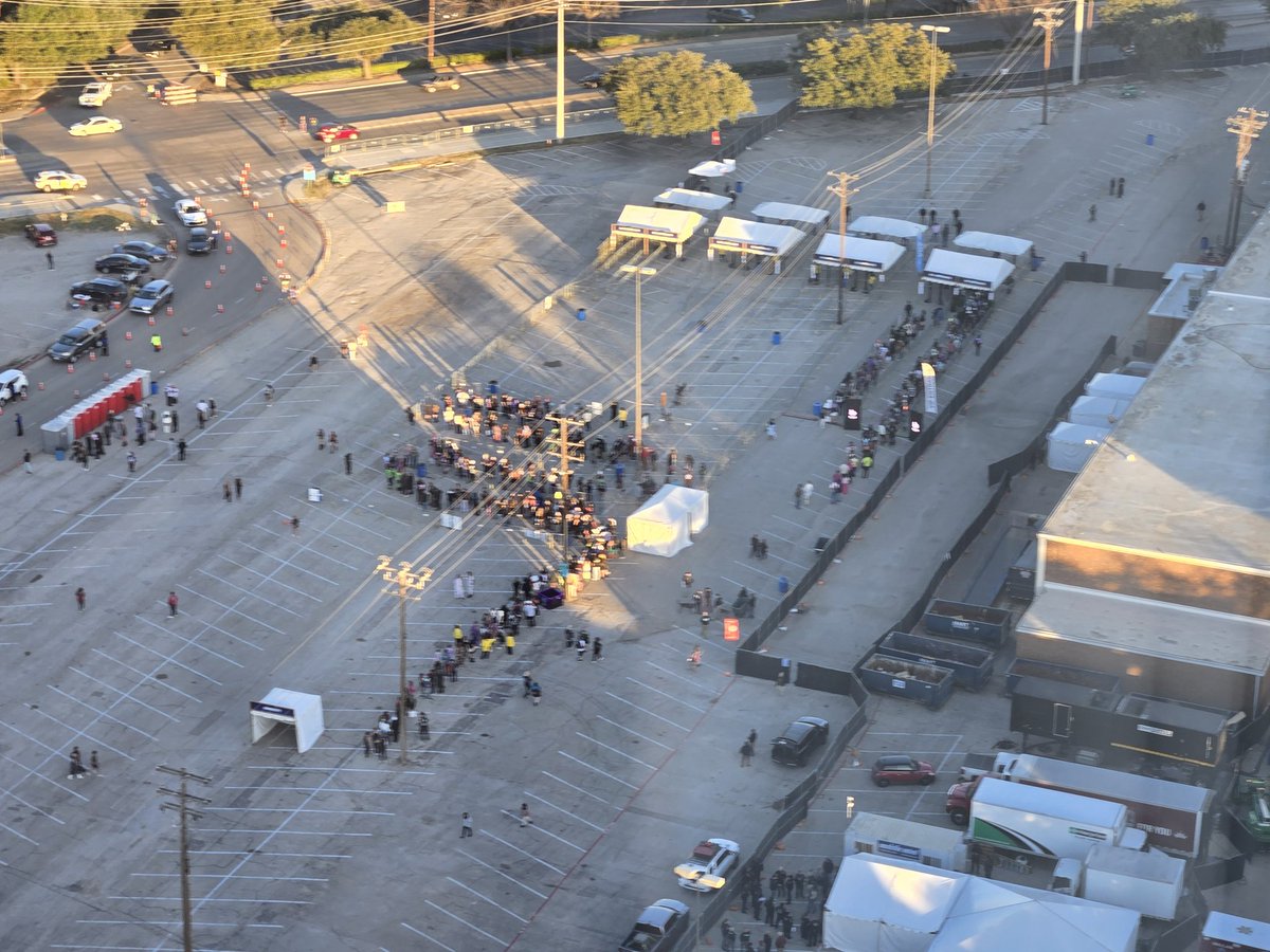 kloptavious's tweet photo. 2 mins till games open!!! @LightsAllNight @discodonnie https://t.co/pTvG7NvPZN