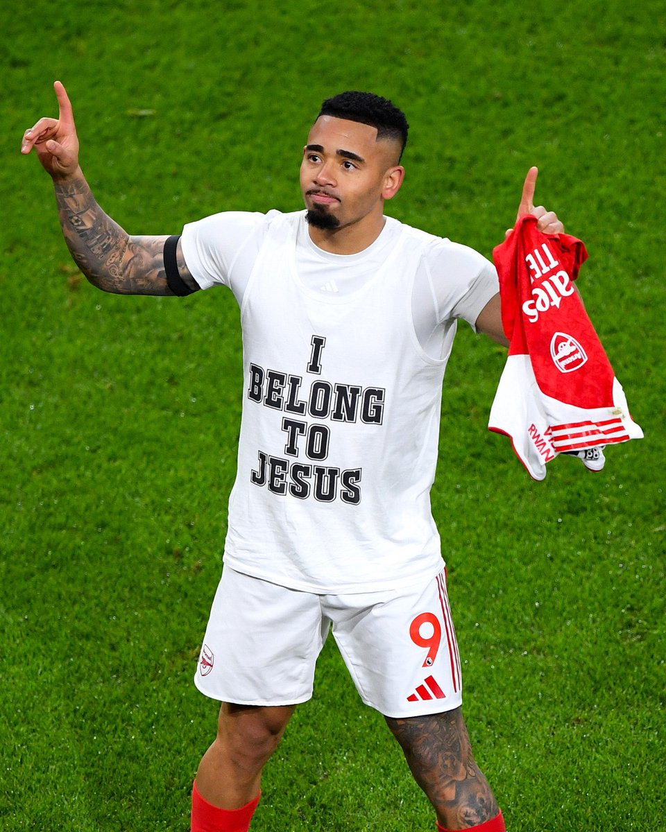 lnstantFoot's tweet photo. Gabriel Jesus s'exprime sur son t-shirt 'I Belong to Jesus' lors de la célébration de son but : 

"J'ai choisi de porter ce t-shirt car Jesus a sauvé ma vie dès ma naissance. 

Lors des moments compliqués de ma vie, j'ai réalisé que je n'étais rien sans Jesus. Il a eu une grande importance lors de cette période.

Je veux donc glorifier son nom lorsque je brille. 

L'année dernière, j'avais retrouvé ma confiance mais le Seigneur m'a stoppé. J'ai pu apprendre de nombreuses choses.

C'est magnifique comment Jesus impacte nos vies. On ne sait jamais ce qu'il prépare pour nous. 

Il faut juste croire en notre chemin et en Jesus."

(@SkySportsPL)