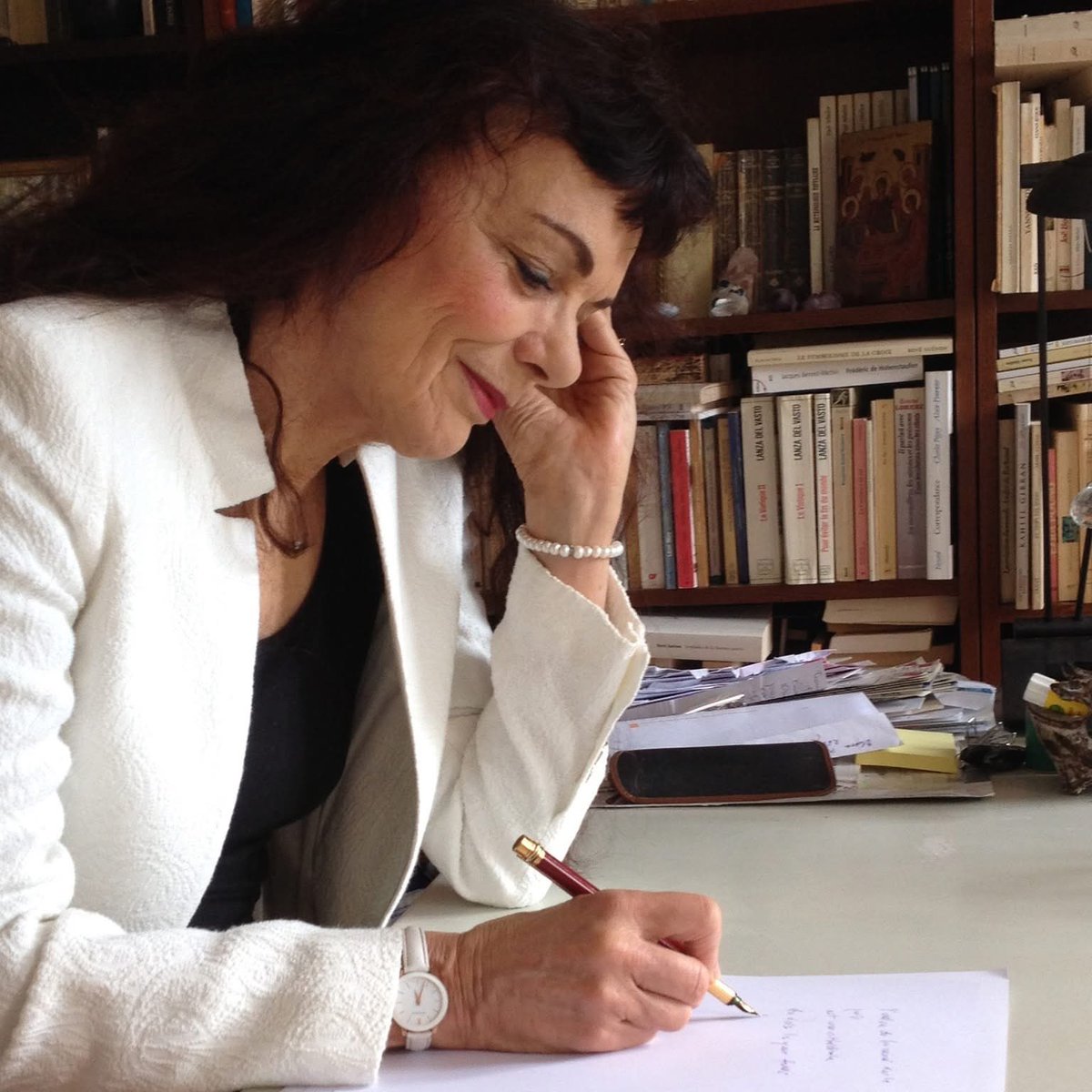 "A vivre seul, au moins quelques années, on apprend à passer du besoin qui ligote au désir et au rêve qui ouvrent grand l'espace en soi et autour de soi. A vivre seul, on apprend à choisir ses relations au lieu de les supporter, de s'en accommoder. Sauvage et sociable tout à la