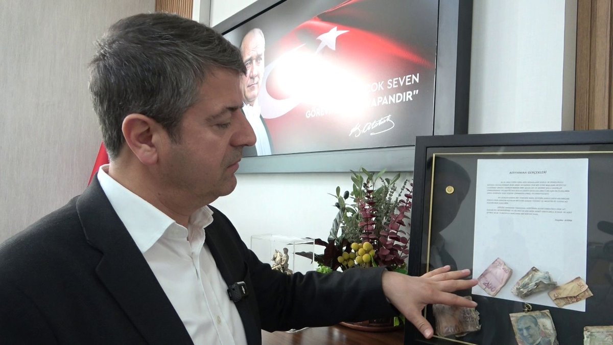 Tutdere makam odasında yer alan tabloyu anlattı: ’Paranın, şanın ve şöhretin geçmediği günler’  - Videolu Haber 
perrehaberajansi.com.tr/haber/tutdere-… 
<a href="/avtutdere/">Abdurrahman TUTDERE</a>