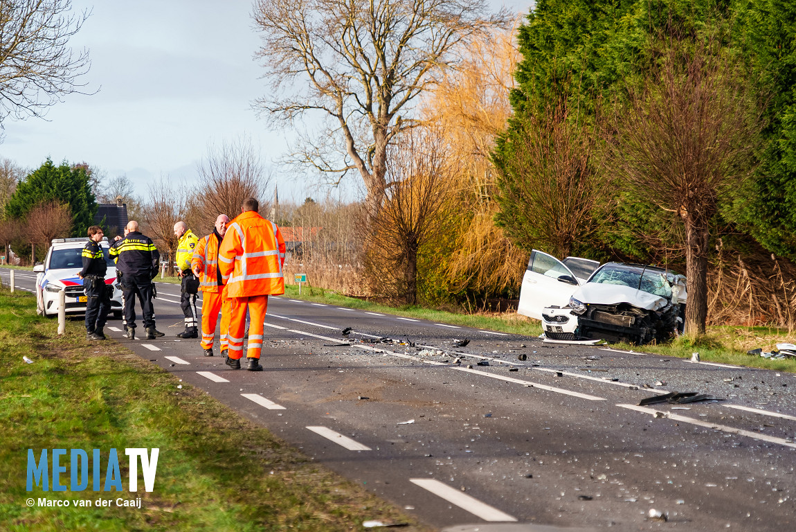 Auto en lijnbus botsen frontaal op Groene Kruisweg