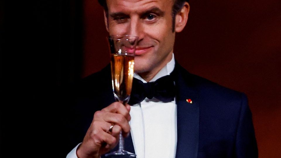Fils2Psy's tweet photo. Emmanuel Macron lors de ses vœux le 31 décembre :
- Moi je  .. Bla bla
- L'Europe .. Génial
- La paix .. Pas bien
- La guerre .. Bien
- #Poutine .. Méchant
- #Zelensky  .. Gentil
- La dette .. Pas grave
- À votre bonne santé les gueux, c'est vous qui payez ! 
#BOYCOTTMACRON https://t.co/YYdhTSjG8I