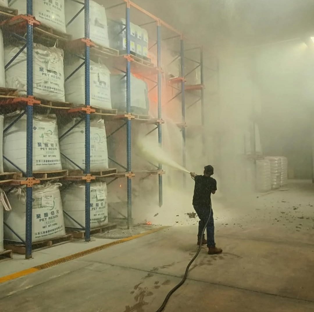 🚨 #MrFakeTrump
#Trump La naranja molesta quiso hacer creer que lo de Rimazol fue un ataque.
Pero la investigación muestra algo muy distinto. Aquí los hechos REALES:

1) El incendio ocurrió el #24dic alrededor de la medianoche, en un almacén de materias primas.
Nada de ataques.