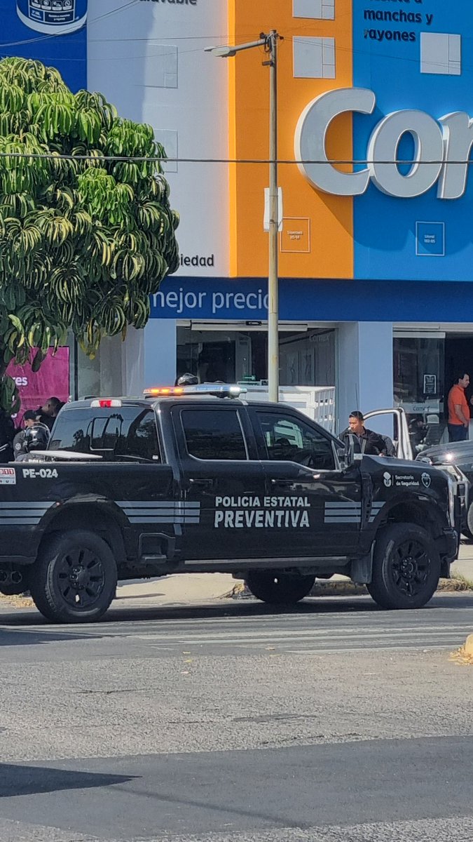 LixMedina's tweet photo. @Trafico_ZMG @danielborja_ Las patrullas perseguían a un hombre y lo bajaron de la camioneta blanca. Mo hubo balazos pero llegaron 11 patrullas y cerraron el paso de americas a la altura del petco. https://t.co/vFNpZD307k