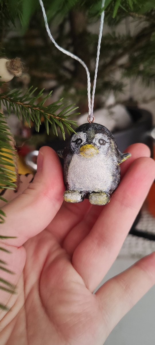 у меня есть традиция на НГ покупать всратых птиц ака елочные игрушки. в этот раз грустновый, потрепаный жизнью товарищ пингвинио