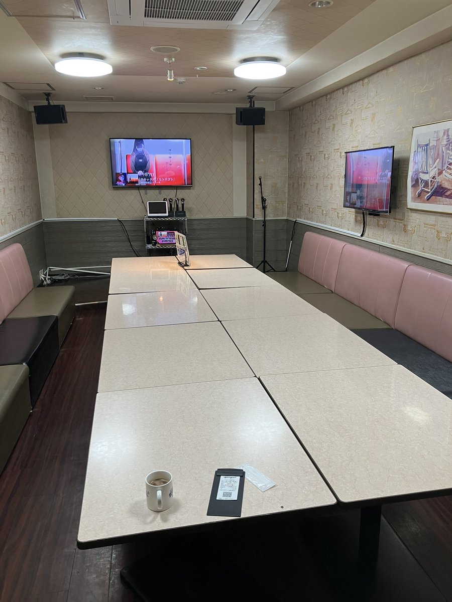 一年半ぶりかな、このルームは…

ヒトカラおじさんは広い部屋に通すマニュアルでもあるのかなこのお店は？今日は一応年末の特別料金ですよ？