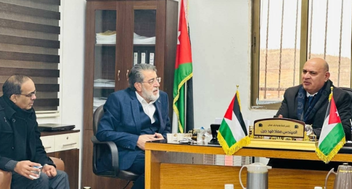 محافظ جرش يبحث واقع خدمات بلدية باب عمان ويؤكد تشديد الرقابة على النفايات وتركيب كاميرات مراقبة 