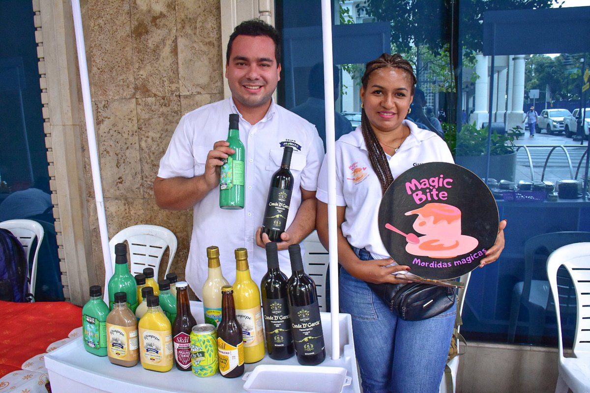 PrefGuayas's tweet photo. Desde la Prefectura del Guayas impulsamos a los emprendedores guayasenses creando espacios gratuitos de exposición y comercialización a través de la feria Guayas Emprende, que se desarrolla en los bajos de la Prefectura.

Además, fortalecemos la visibilización de los productos de @guayalma_ec, promoviendo el consumo de lo nuestro, dinamizando la economía local y respaldando el trabajo de quienes, con esfuerzo y calidad, sostienen a sus familias.

📍 Te esperamos hoy hasta las 17h00, en Malecón e Illingworth.

#LasObrasHablanPorNosotros