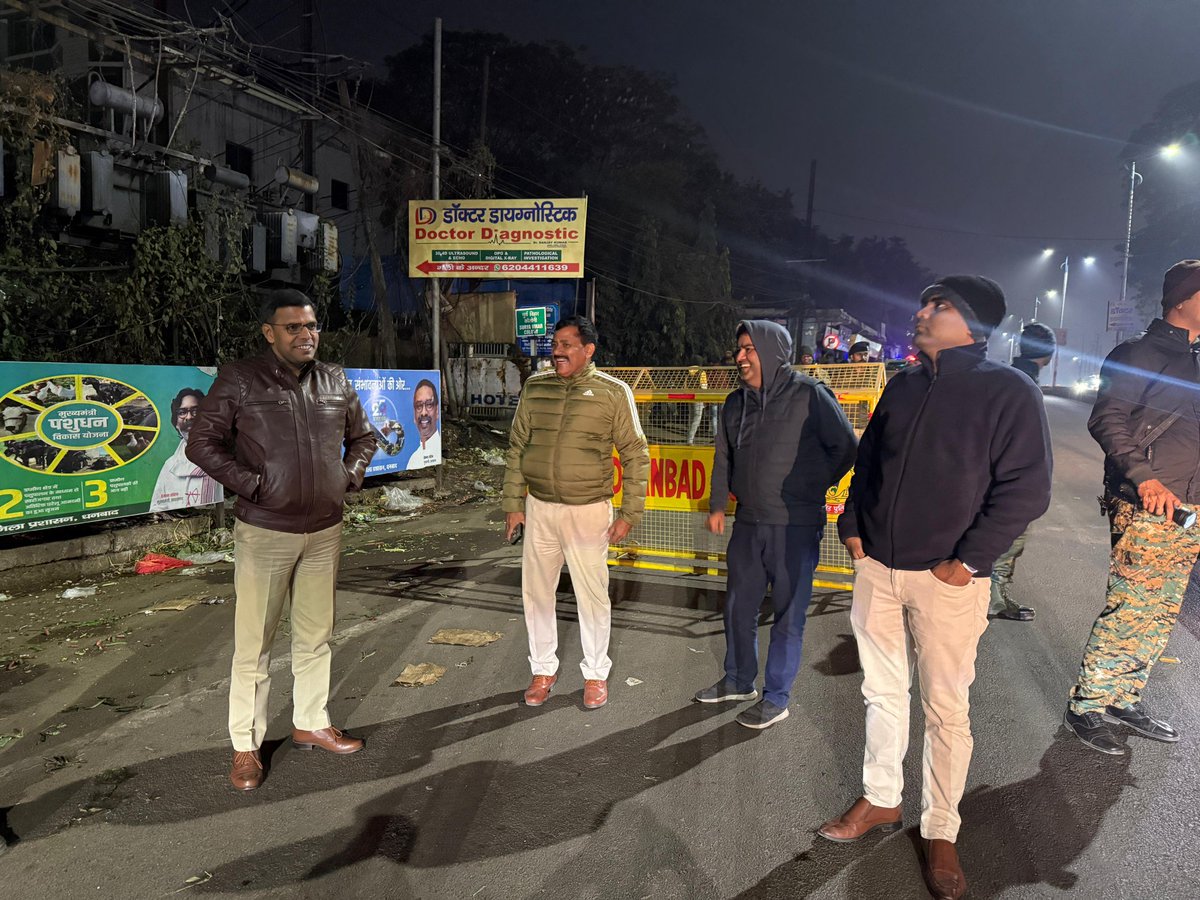 dhanbadpolice's tweet photo. नव वर्ष के जश्न को लेकर जिले में विशेष एंटी क्राइम जांच अभियान। देर रात तक #SSP महोदय स्वयं सड़क पर उतरकर अभियान का नेतृत्व करते नजर आए। नशे में वाहन चलाने वालों पर सख्त कार्रवाई, अड्डाबाजी व अवैध धंधों पर कसा शिकंजा।
#NewYear #AntiCrimeDrive #TrafficChecking #PublicSafety https://t.co/G5Jlyv7dcX