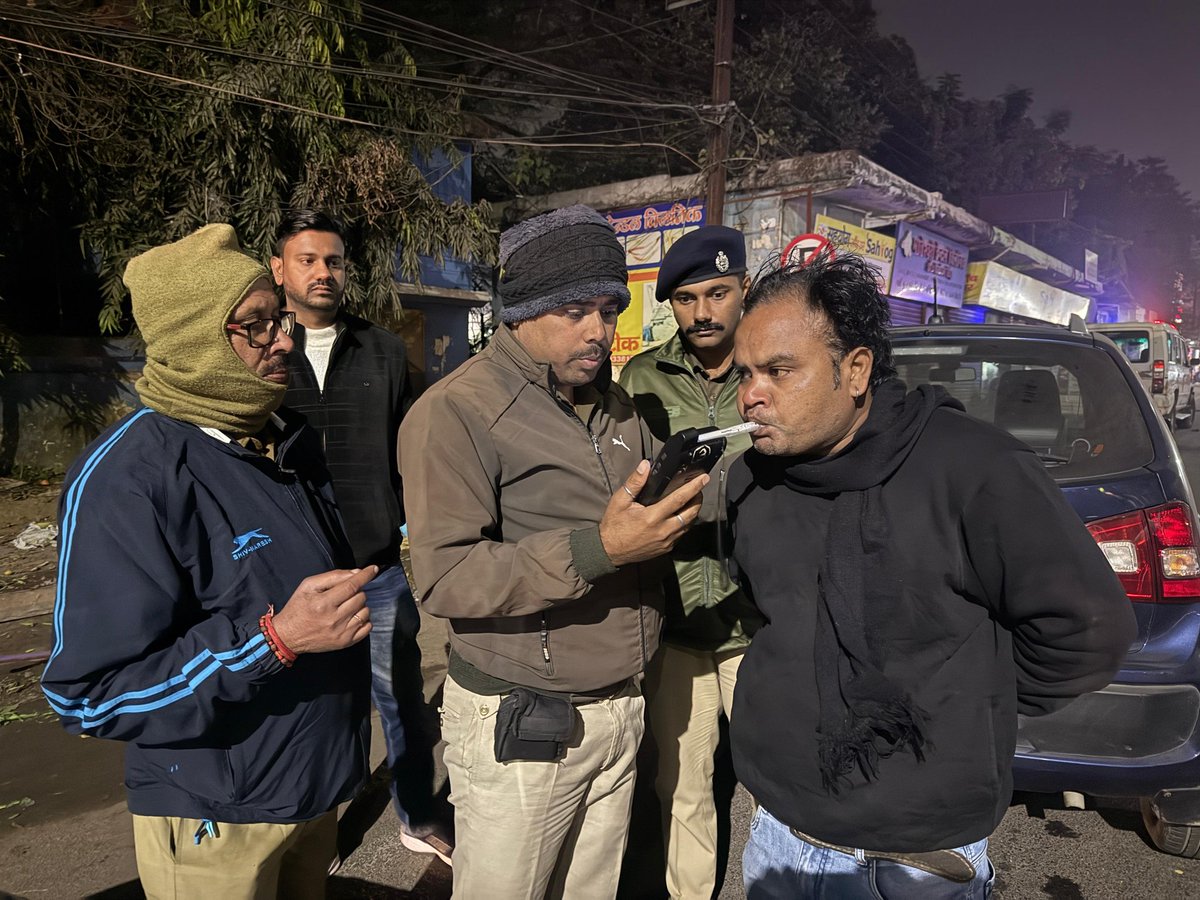 dhanbadpolice's tweet photo. नव वर्ष के जश्न को लेकर जिले में विशेष एंटी क्राइम जांच अभियान। देर रात तक #SSP महोदय स्वयं सड़क पर उतरकर अभियान का नेतृत्व करते नजर आए। नशे में वाहन चलाने वालों पर सख्त कार्रवाई, अड्डाबाजी व अवैध धंधों पर कसा शिकंजा।
#NewYear #AntiCrimeDrive #TrafficChecking #PublicSafety https://t.co/G5Jlyv7dcX